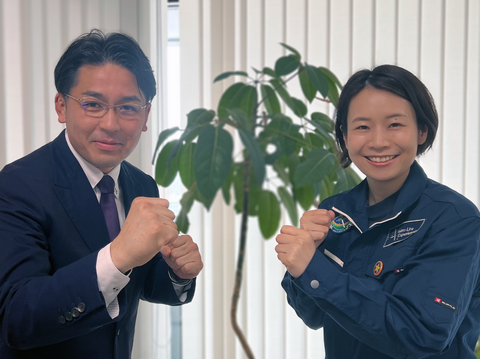 Yasuhito Uto of BULL (left) and Lena Okajima of ALE (right)